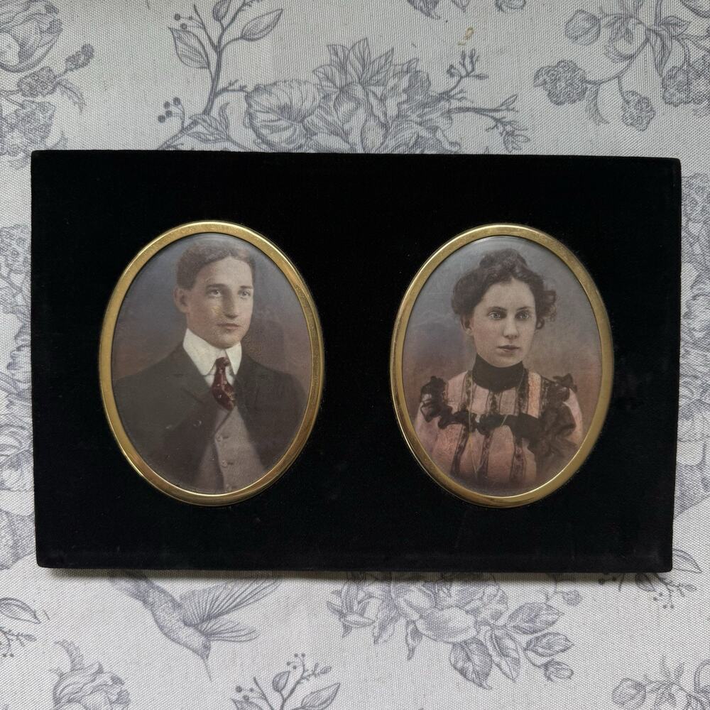 Vtg Victorian Style Double Oval Easel Picture Frame Gold Black Velvet Portrait